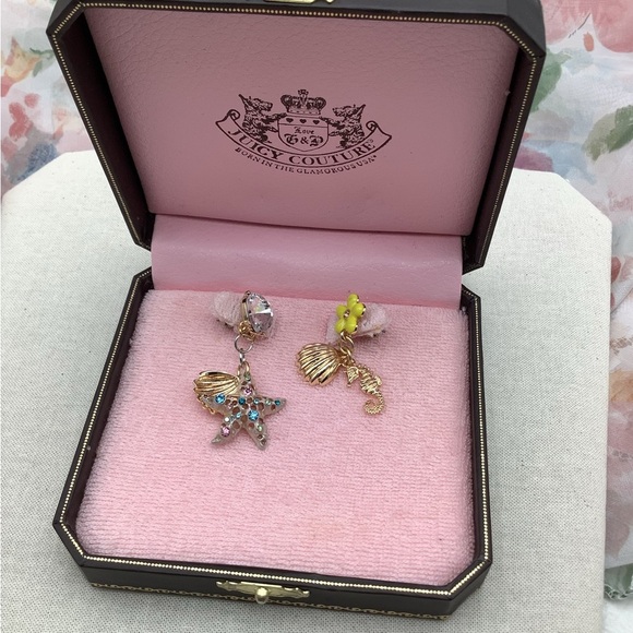 Juicy Couture Starfish and Clams Gold Stud Earrings - Picture 4 of 4